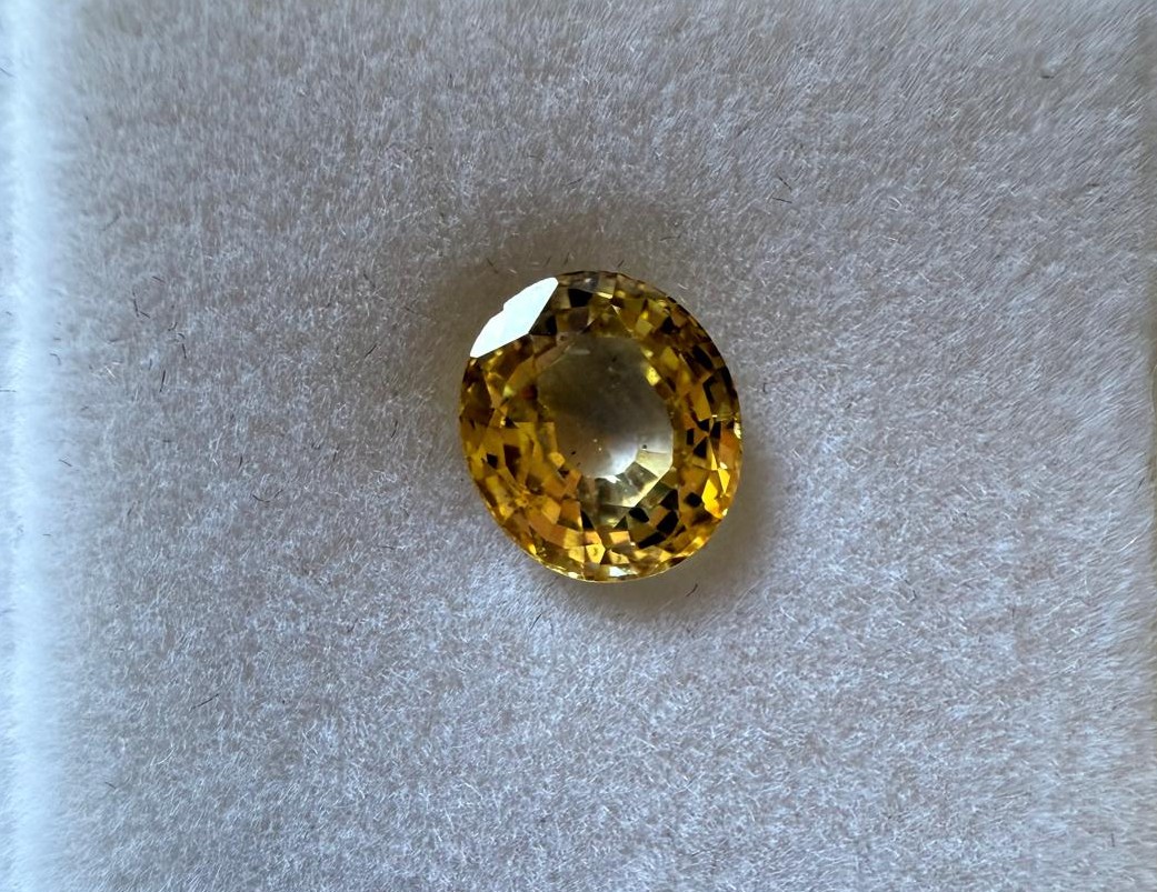 Golden yellow oval-cut Ceylon sapphire